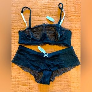 Victoria’s Secret NWT black lace bra and panty set lingerie